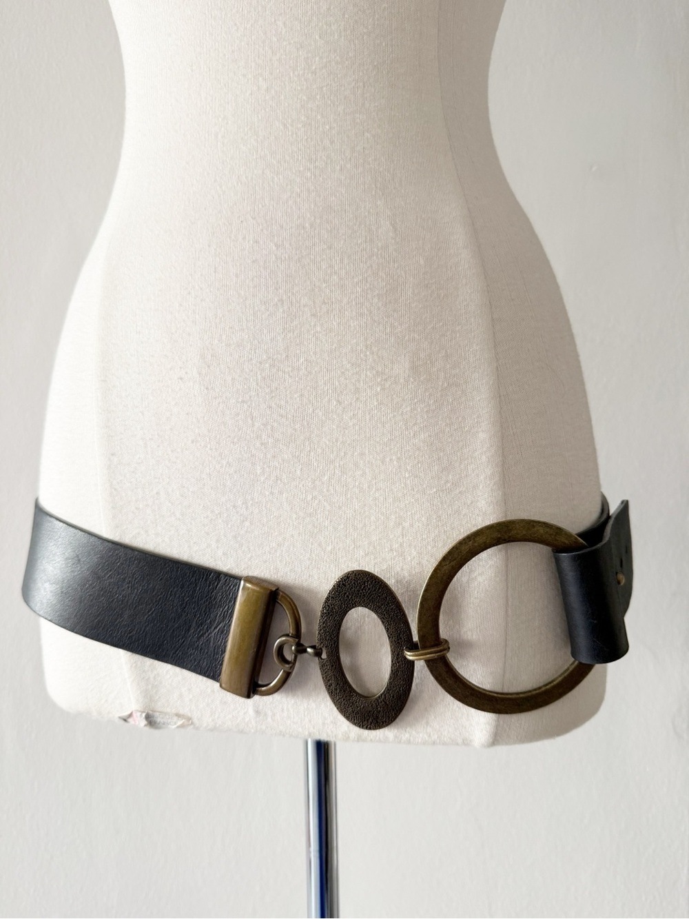 Streets Ahead Black Leather Wide Metal Ring Link Statement Belt Size Medium (M)